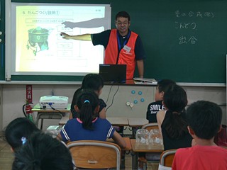 近隣小学校で｢エコ体験教室｣を実施