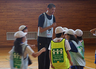 バレーボール元日本代表 川浦さんが「スポーツ笑顔の教室」の「夢先生」として被災地の小学生と交流