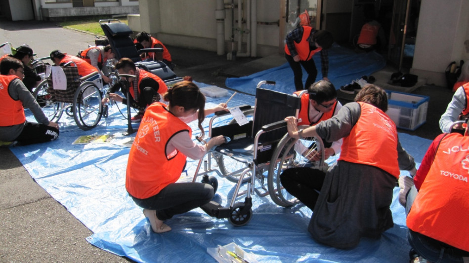 福岡県の福祉施設で車イス修理活動を実施