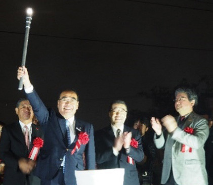点灯式の様子（左から 加藤稲沢市長、久保田県議会議員、当社 宮﨑社長）