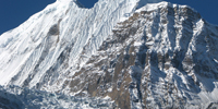 [13]ネパール・マナン村からのタルケカン遠望（タテ縞の雪肌がヒマラヤの特徴）