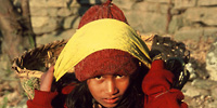 働く少女　ネパール