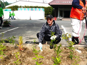 藤井会長も植樹しました