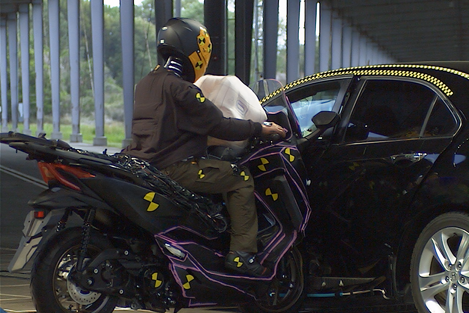 開発中のエアバッグの衝突試験の様子