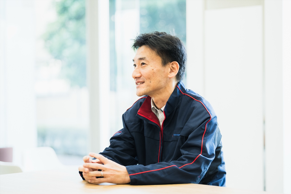 製品設計担当の安達健太郎