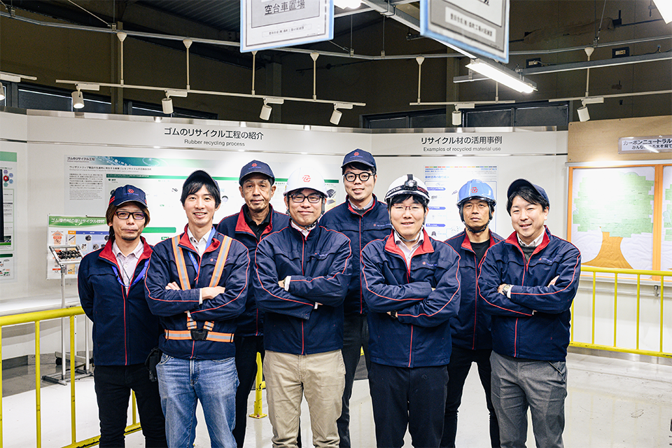 日々、リサイクルゴムと向き合うメンバー