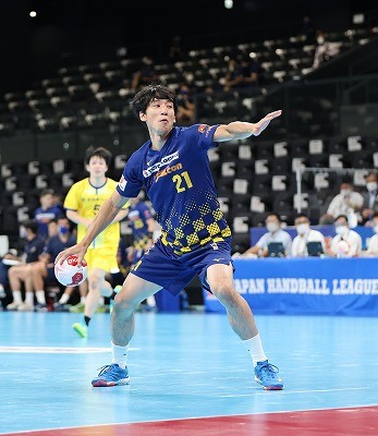 小塩選手７ｍスロー日本リーグ通算１００得点達成
