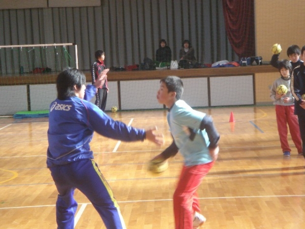 一宮市小学生ハンドボール教室にも参加しています!