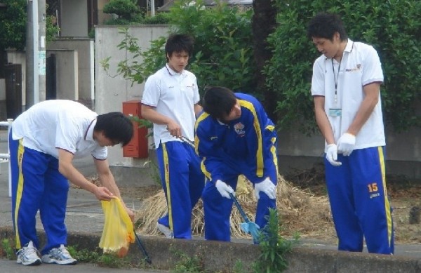 選手による清掃活動を月1回実施しています。