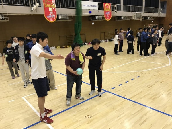 新入社員への社会貢献教育｢ふれあい交流会｣にハンドボール部が参加しました。