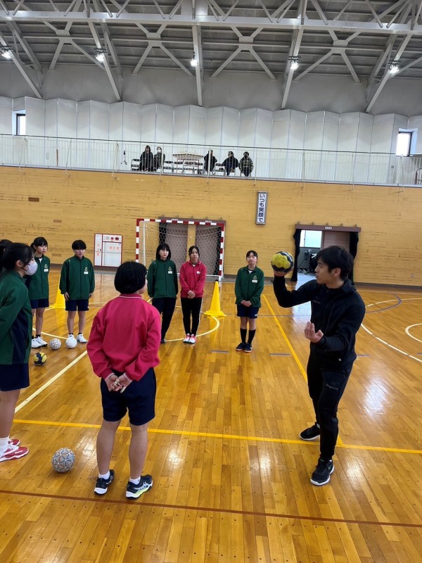 一宮市立中部中学校でハンド教室を実施