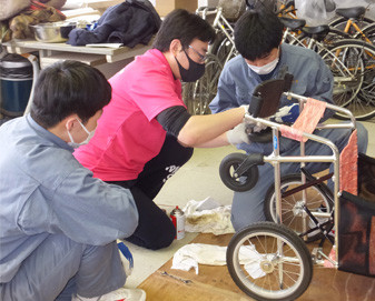 車イス修理指導の様子