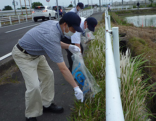 平和町工場周辺での清掃(稲沢市)