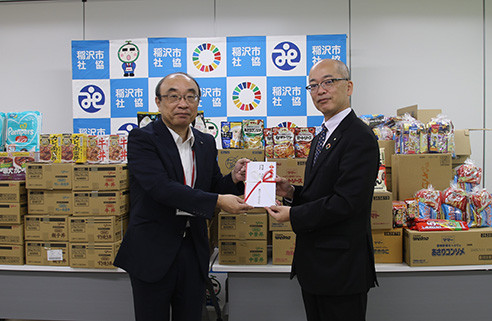 稲沢市社会福祉協議会 篠田 智徳常務理事（左）、当社総務部長（右）