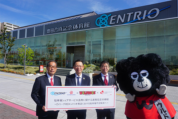 中部電力ミライズコネクトの秋山社長(右)、 当社執行役員の財津(中央)、TG SPORTSの横井社長