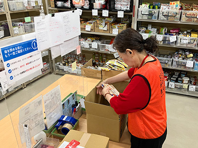 依頼者へ送る食品を箱詰めするセカンドハーベストのスタッフ