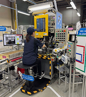 製造現場では妊娠中の方も働きやすい工程を設計