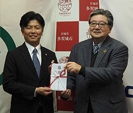 多賀城市の深谷 晃祐市長(左)と当社の宮﨑