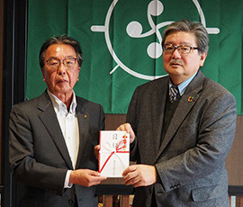 普代村の三船 雄三教育長(左)と当社の宮﨑