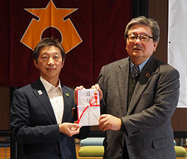 陸前高田市の石渡 史浩副市長(左)と当社の宮﨑