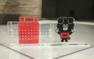 アクリルパーテーションをアップサイクルしたサステナブルなカレンダー