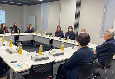 製造現場の女性従業員が、働きやすさ向上に向けて副社長に意見を伝える懇談会を実施