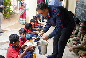 地元公立学校の生徒約350人に栄養価の高い食事を提供