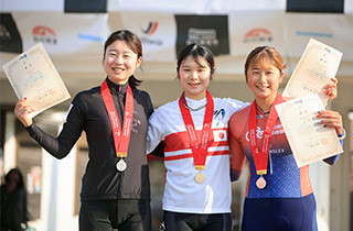 日本選手権で優勝した石田選手（中央）