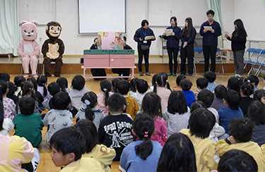 絵本の読み聞かせや交通安全クイズを実施