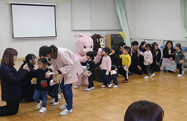 リーフレットやおもちゃを配布