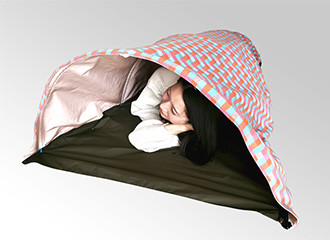 避難所等での使用を想定したテント（尾州産地の若手人材と連携して企画）