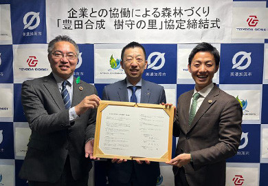 左から久松部長（岐阜県林政部）、齋藤社長、藤井市長