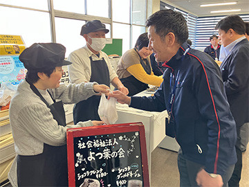 チャリティー商品を購入する従業員