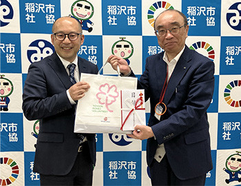 稲沢市社会福祉協議会の篠田 智徳常務理事（右）と当社総務部長の佐藤 真臣（左）