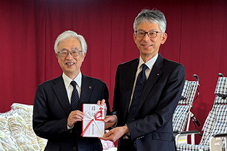 西春日井福祉会 岡本 範重常務理事（左）と当社 人事・総務本部長 梅田 雅史