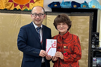 信竜会 溝口 和子会長（右）と当社 総務部長 佐藤 真臣