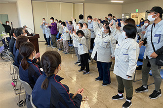 お礼の歌を披露するワークスつばさの利用者の皆さん