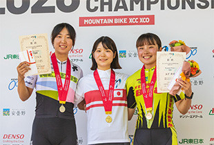 日本選手権で優勝した石田選手（中央）