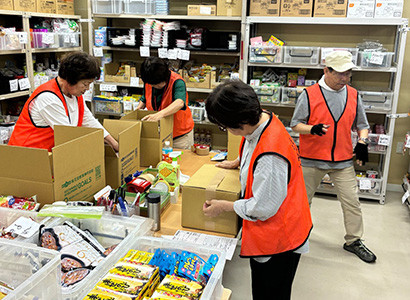 依頼者へ送付する食品を箱詰めするセカンドハーベストのスタッフ