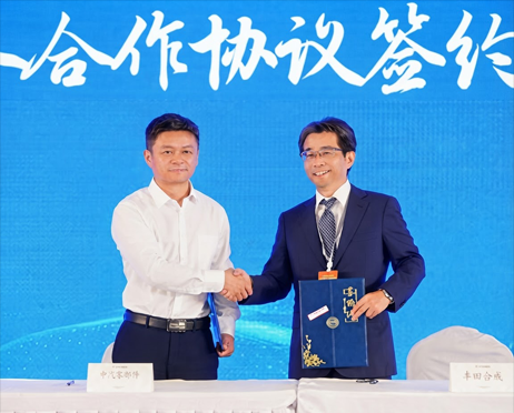 署名式の様子。(左から中汽零部件技術(天津)有限公司 杜副総経理、当社 中国地域本部長の大谷)