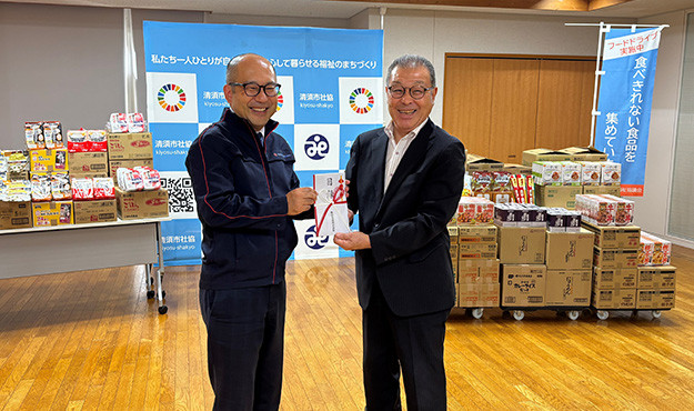 清須市社会福祉協議会 時田 榮一会長氏(右)から感謝状を受け取る当社総務部長の佐藤 真臣