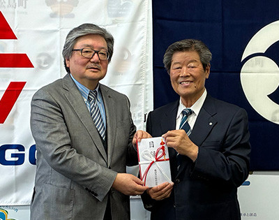 松島町の櫻井 公一町長（左）と当社会長の宮﨑