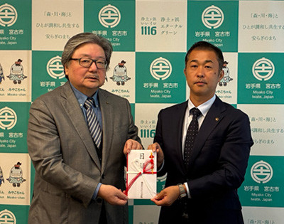 宮古市の中村 尚道市長（左）と当社会長の宮﨑