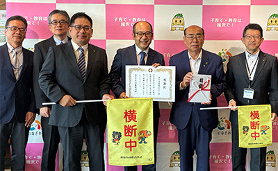 交通安全横断旗を稲沢市の小中学校へ寄贈