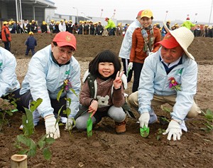豊田合成、中国張家港市で植樹会を実施
