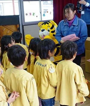 交通安全リーフレット等配布の様子〔六輪保育園(愛知県稲沢市)〕