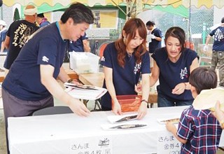 さんまを調理・販売する様子