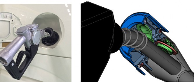 図3. 給油ノズルを差した状態 (給油口が｢開｣状態)
