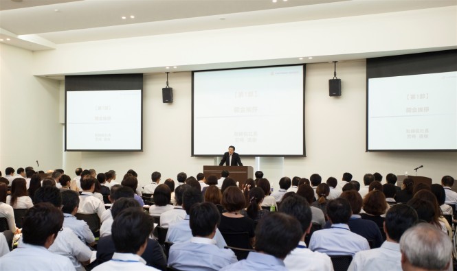 挨拶する社長の宮﨑