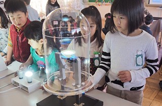 近隣小学生を対象に「LED子ども教室」を実施